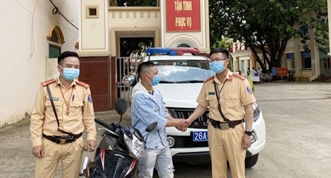 CSGT chở bệnh nhân đi cấp cứu