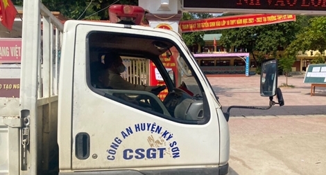 CSGT dùng xe chuyên dụng chở thí sinh đến kịp giờ thi