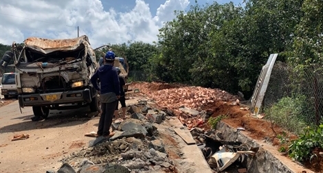 Xe tải lật 3 người thương vong