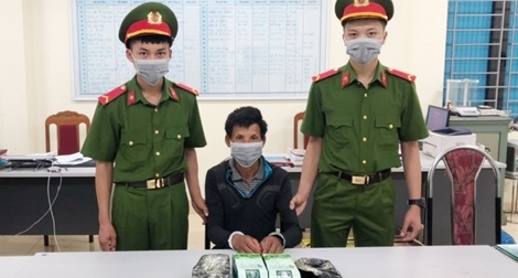 Từ gói hàng trên xe khách, bắt kẻ vận chuyển gần 2kg ma túy đá