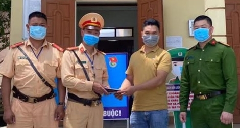 CSGT trao trả ví tiền cho người đánh rơi