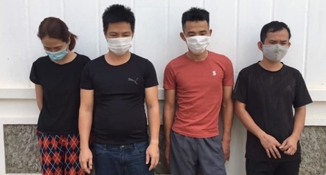 3 nam, 1 nữ rủ nhau "sát phạt đỏ đen"