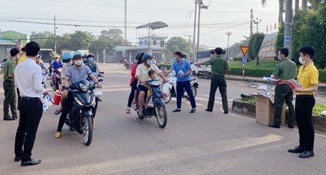 Tuổi trẻ Công an tuyên truyền phòng, chống COVID-19 cho công nhân