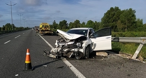 Xe tải tông xe con trên cao tốc,  tài xế thoát chết trong gang tấc