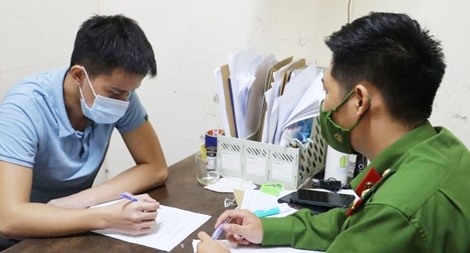 Dùng súng bắn chim, trúng người tỉa cây cảnh