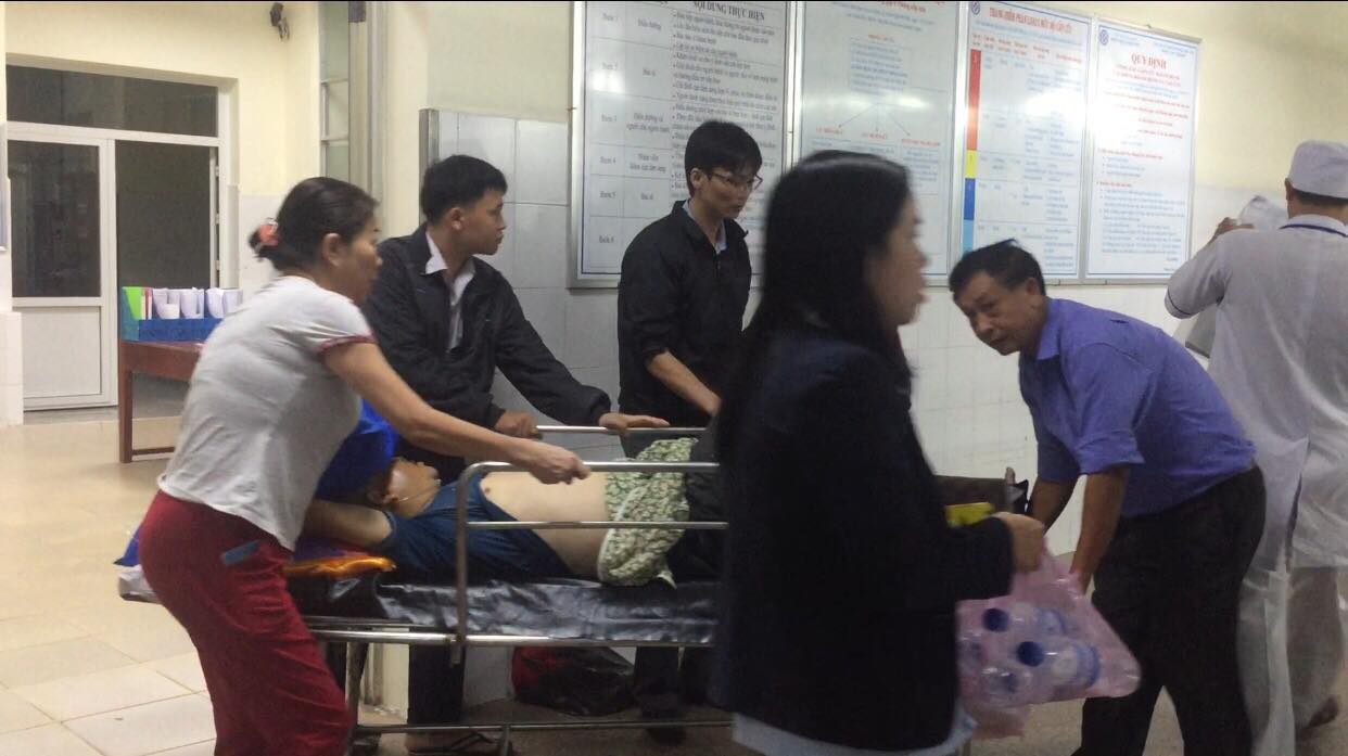 Xe khách lật do nổ lốp, 8 người trên xe bị thương nặng