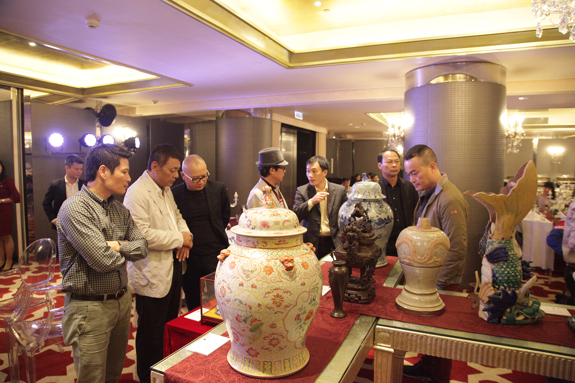 Đấu giá thành công tác phẩm Gia đình hoạ sĩ dưới hầm trú ẩn của Bùi Xuân Phái 