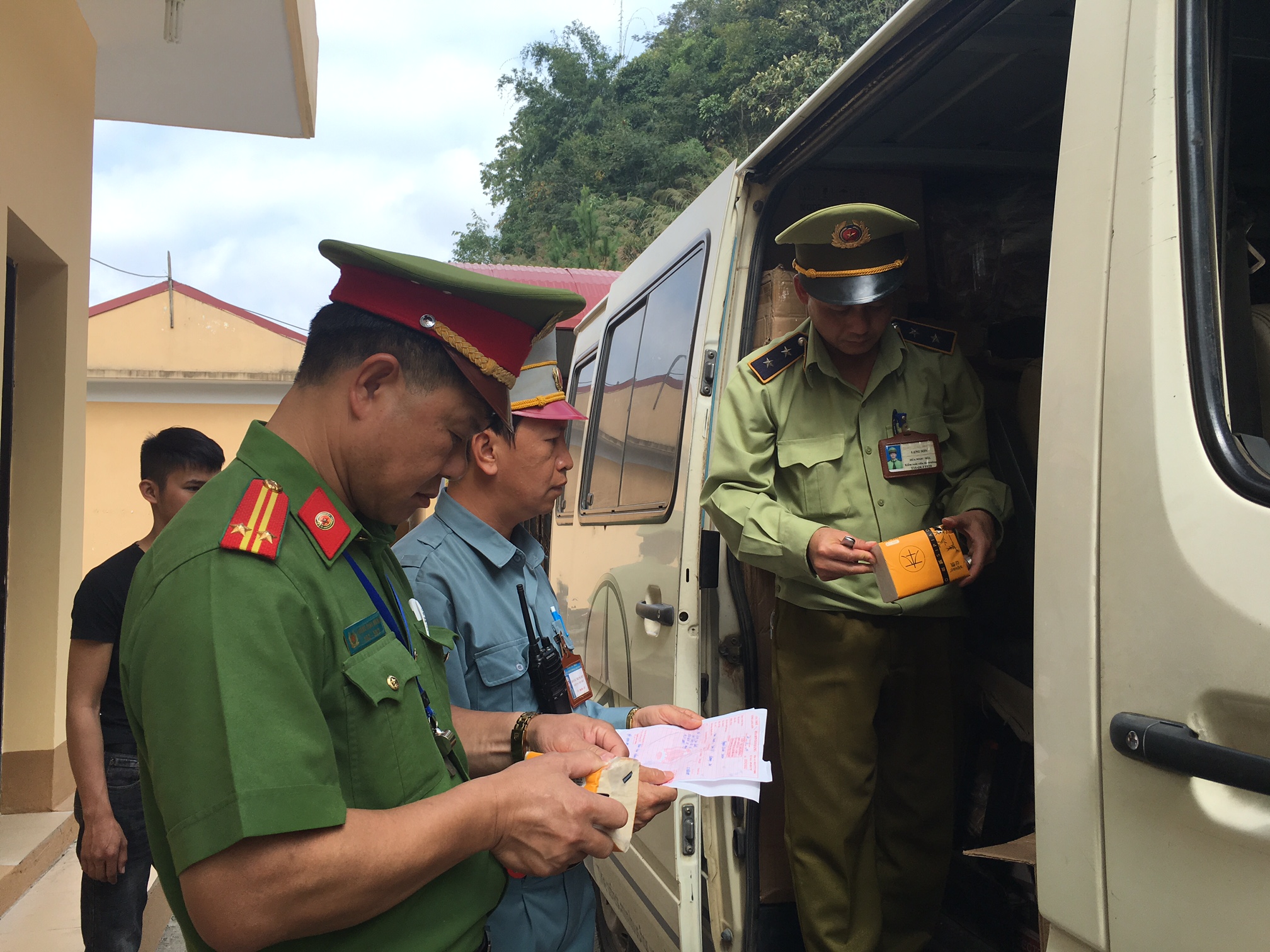 Chống buôn lậu, một cán bộ hy sinh