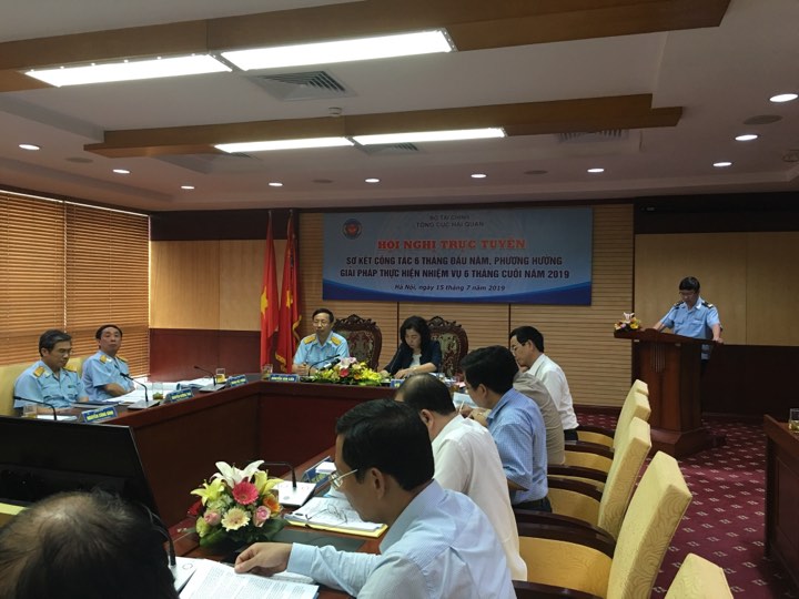 Kim ngạch nhập khẩu ô tô và dầu thô tăng đột biến