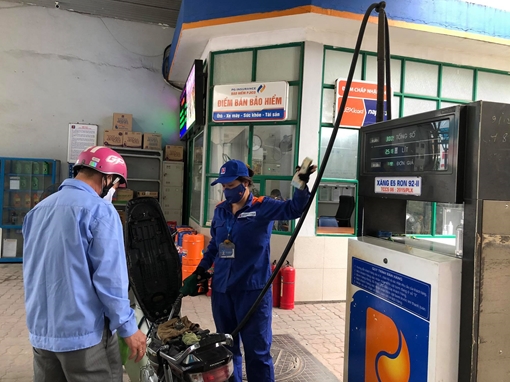 Dầu giảm giá, xăng RON95 tăng 192 đồng/lít