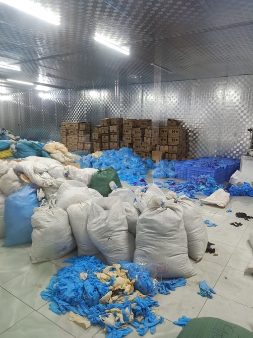 Kho hàng chứa hàng chục tấn găng tay cao su không đảm bảo chất lượng