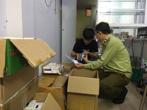 Phát hiện gần 1.600 máy hút thuốc lá điện tử