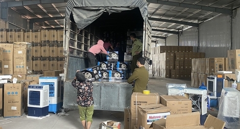 Phát hiện kho hàng cực lớn tại Hưng Yên có dấu hiệu nhập lậu