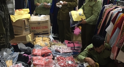 Tiêu hủy lượng lớn khẩu trang và quần áo giả nhãn hiệu Gucci, Zara, Nike