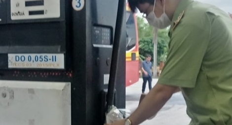 Petrolimex đình chỉ cửa hàng trưởng, nhân viên bán dầu có lẫn nước