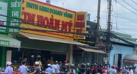 Người dân vây bắt kẻ cướp tiệm vàng ở Bình Dương