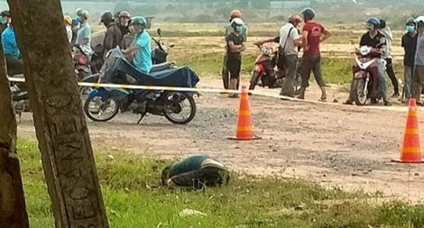 Người đàn ông chết trong tư thế quỳ gối ở bãi đất trống ven đường