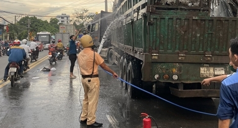 Kịp thời hỗ trợ chữa cháy cho xe container bốc cháy giữa đường