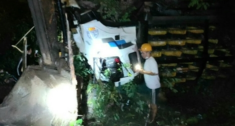 Xe tải rơi xuống cầu, 3 người bị thương