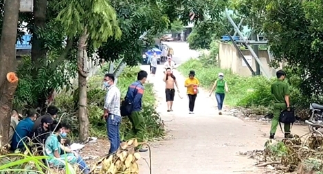 Một người đàn ông nghi tự thiêu dưới gốc cây