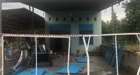 Xông vào khu vực phong tỏa, chém 3 người trọng thương