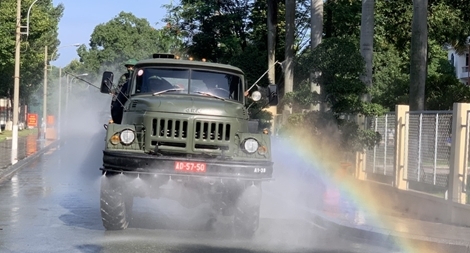 Bình Dương tiêm vaccine cho 1 triệu người và phun khử khuẩn nơi công cộng 