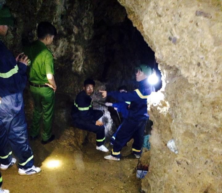 Thót tim xem cảnh cứu nạn người đi chặt luồng rơi xuống hang sâu mất tích