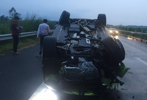 Siêu xe 5 tỷ đồng… lật “chổng vó” trên cao tốc