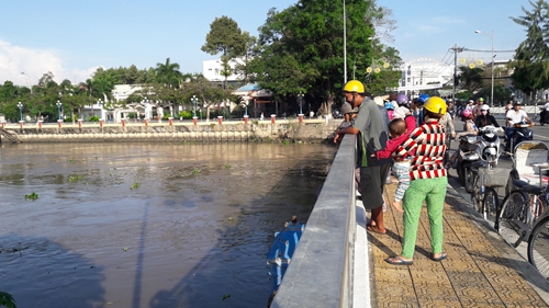 Nữ nhân viên tạp vụ của trường tiểu học nhảy cầu tự tử