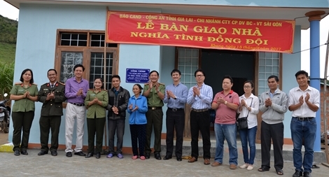 Báo CAND trao tặng nhà nghĩa tình đồng đội