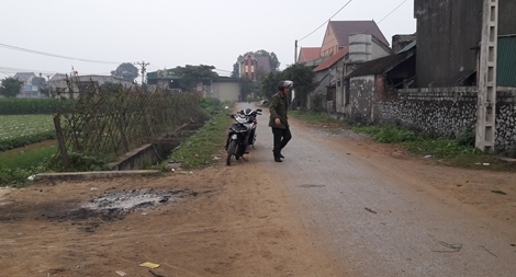 Mang kiếm chém nhau trong đêm, 3 người nhập viện