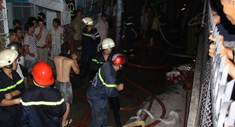 Nối vòi rồng 500m, giải cứu 2 cụ 70 tuổi mắc kẹt trong đám cháy