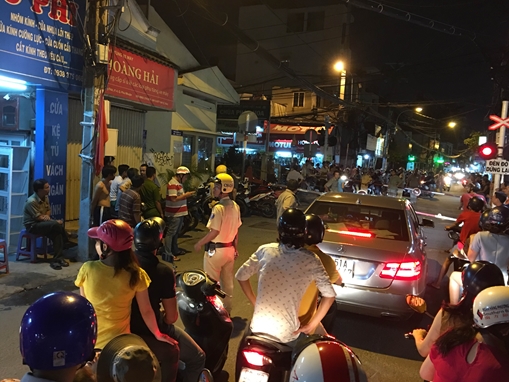 "Ngáo đá" cầm dao cố thủ trong chốt trực xe lửa trong nhiều giờ