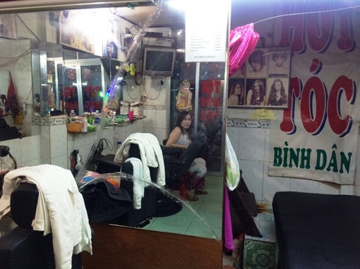 Nghi án nữ chủ tiệm tóc bị 2 tên cướp đánh đập, cướp tài sản