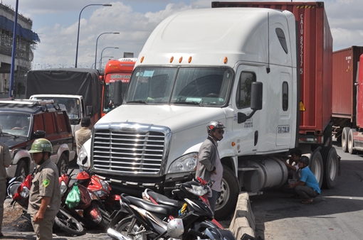 Xe đầu kéo tông xe 4 chỗ cuốn 4 xe gắn máy trên xa lộ Hà Nội