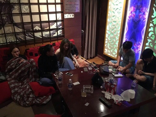 Hàng chục nam thanh nữ tú phê ma túy trong quán karaoke
