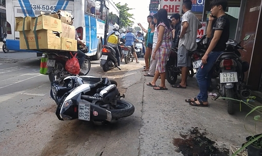 Ngã xuống đường, cô gái trẻ nát 2 tay do xe buýt