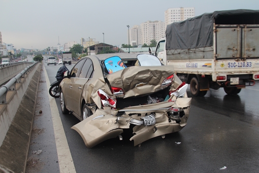 Tránh mũ bảo hiểm trên đại lộ, 3 ô tô gặp nạn