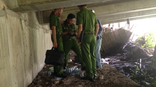 Công nhân tháo chạy khi thấy quan tài lấp ló dưới chân cầu