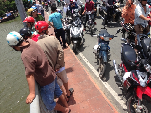 Nam công nhân bỏ lại thẻ bảo hiểm rồi gieo mình xuống sông Sài Gòn