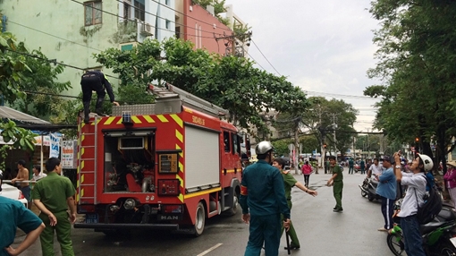 “Ngáo đá” chém công an rồi đốt nhà
