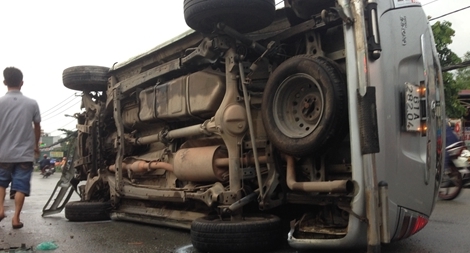 Xe khách tông lật xe 7 chỗ chắn ngang đường quốc lộ