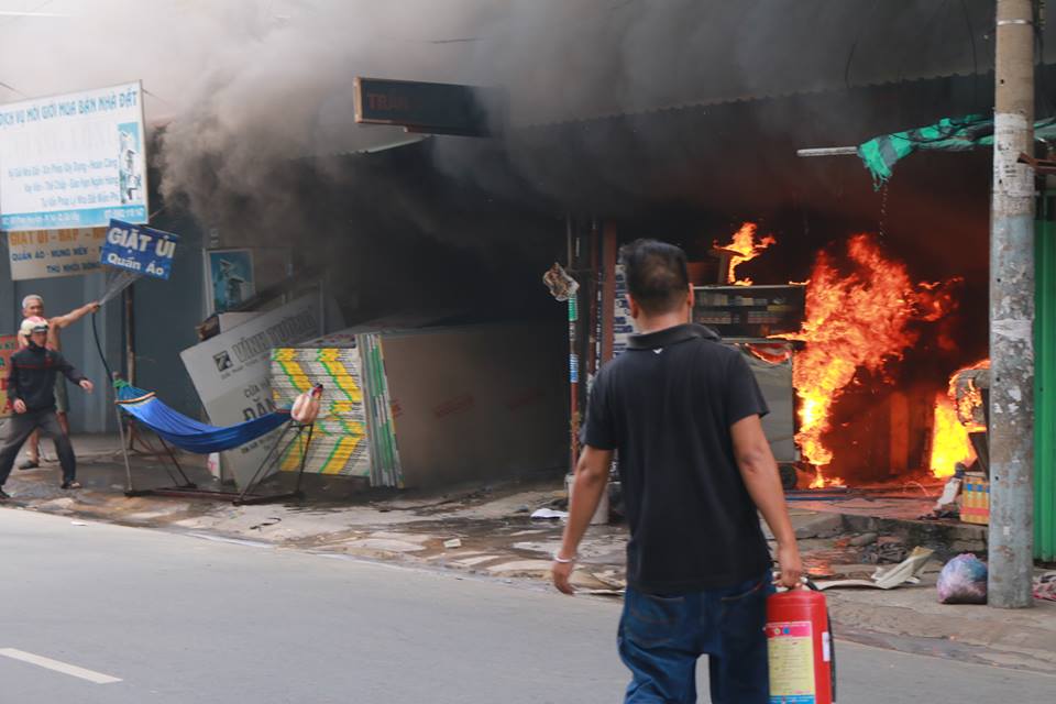 Phá cửa cứu bà cụ 90 tuổi trong đám cháy