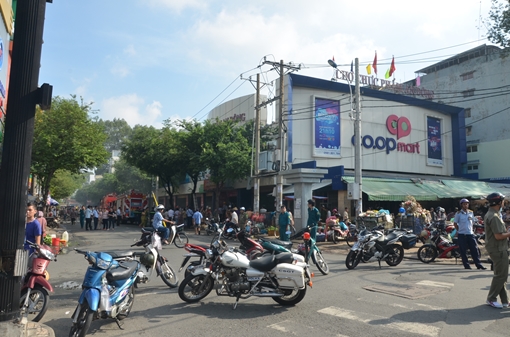 Cháy lớn, khói đen bao trùm siêu thị Co.op Mart