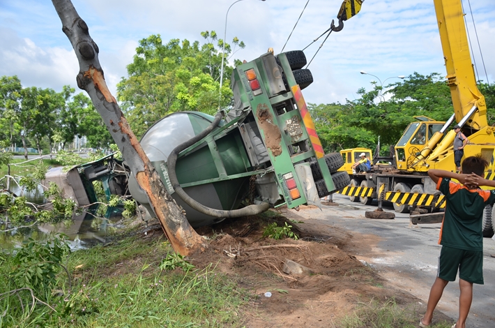 Xe bồn lao xuống rạch lật ngang, 2 người thoát chết
