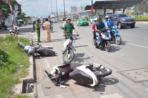 Xe 5 chỗ tông hàng loạt xe máy trên xa lộ Hà Nội