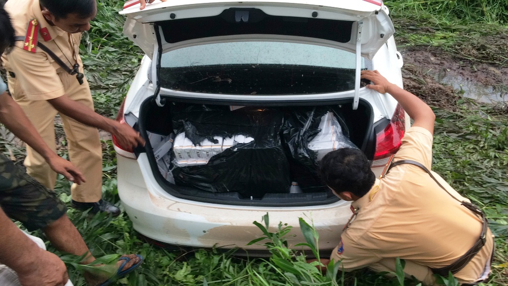 Xe chở thuốc lá lậu tông chết người bỏ chạy rồi lao xuống kênh