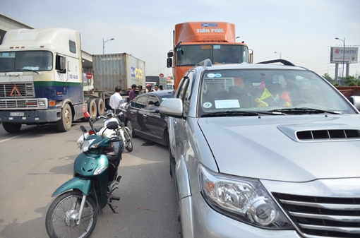  3 xe ô tô tông liên hoàn trên xa lộ Hà Nội