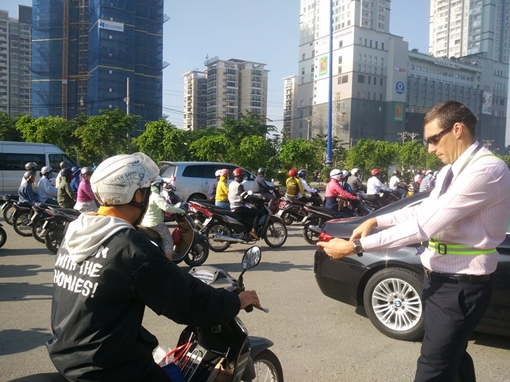 Ông Tây đứng nắng nhiều giờ điều tiết giao thông trên đoạn đường ùn ứ