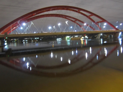 Nhảy cầu tự tử được cứu sống sau khi trôi xa hàng trăm mét